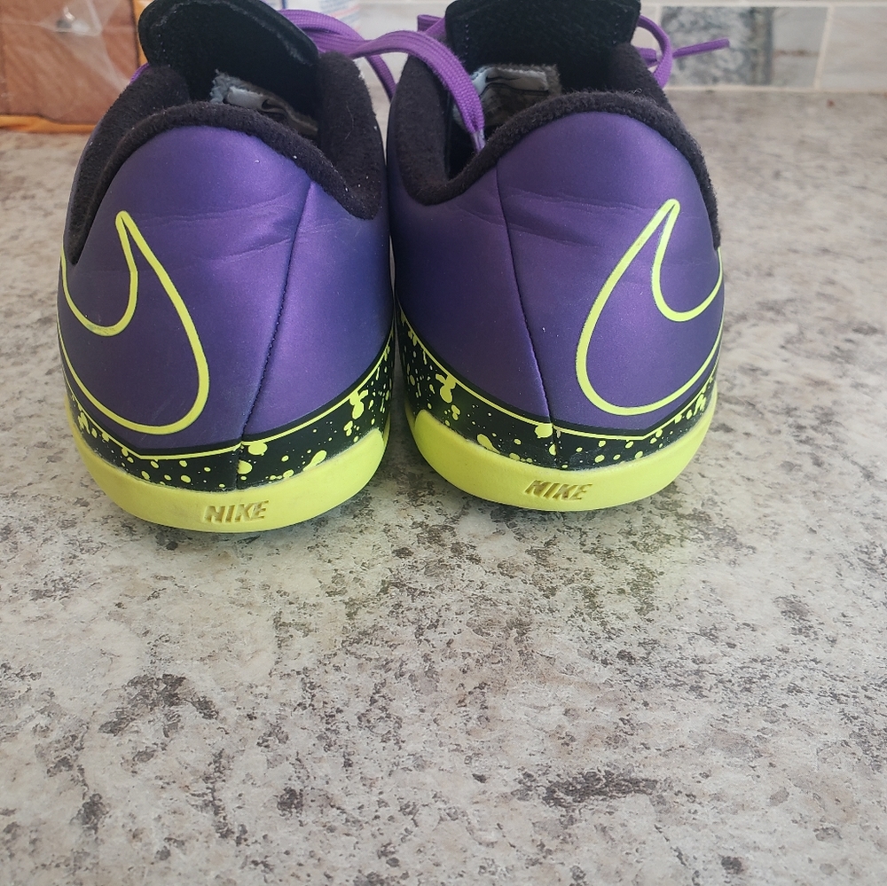 Nike non marking purple sneakers 3.5 Y - Picture 3 of 10